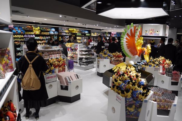 Pokemon Center Kyoto con al centro la statua di Pikachu che cavalca Ho-Oh Pokemon Center Kyoto con al centro la statua di Pikachu che cavalca Ho-Oh